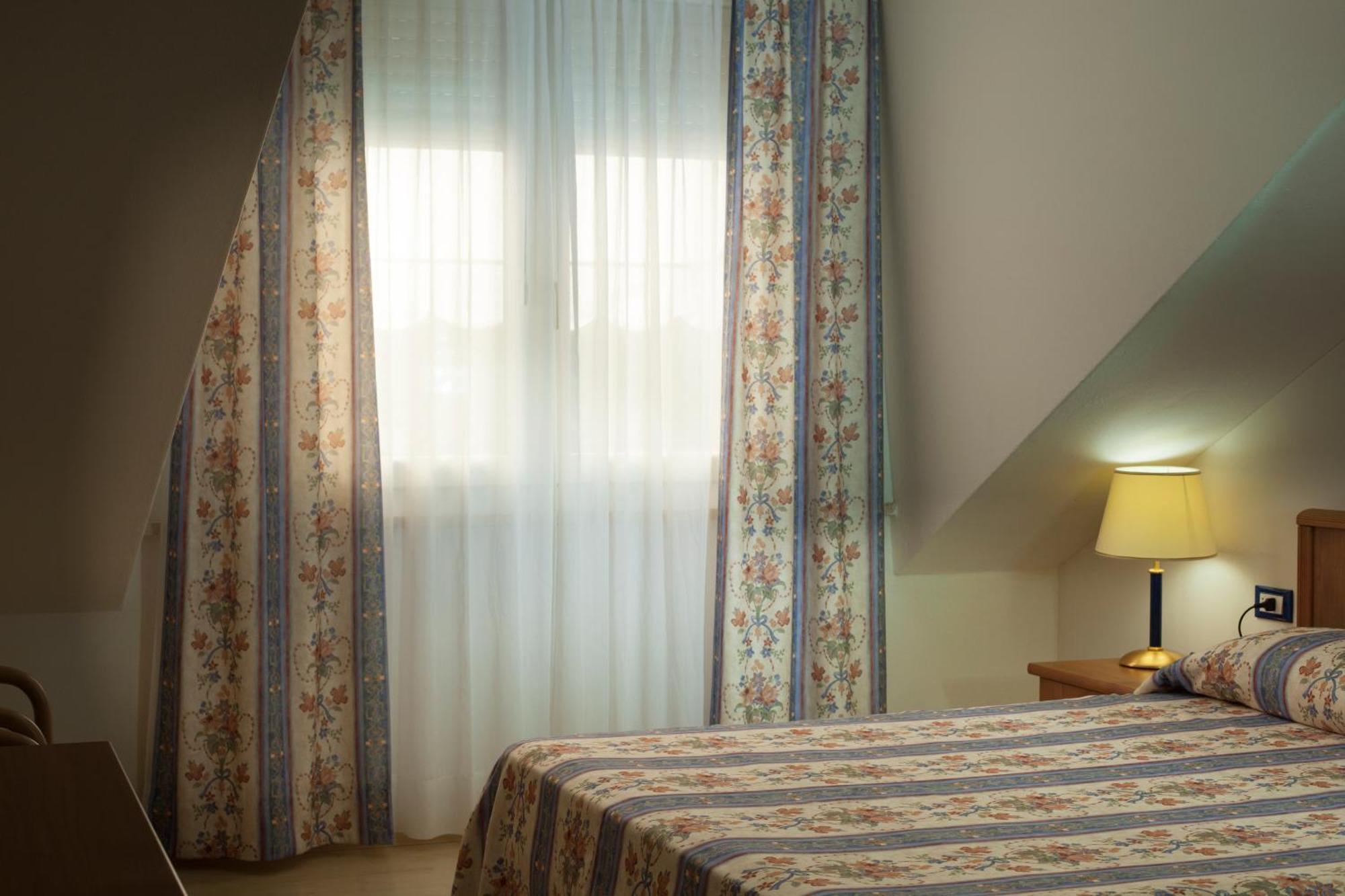 Hotel Caracas Lignano Sabbiadoro Phòng bức ảnh